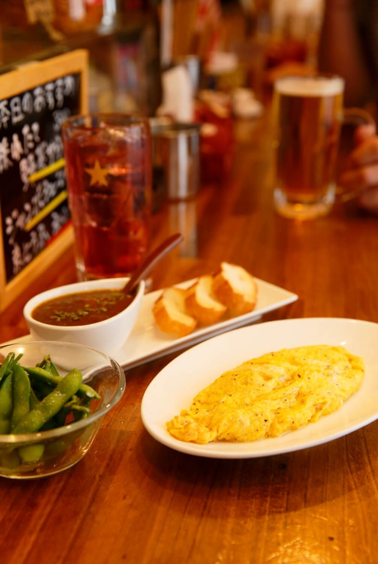 無農薬栽培のえだ豆300円、ゴルゴンゾーラオムレツ500円、ちょこっとカレーバケット付き400円、ザクロ酢サワー500円と大体500円以下。