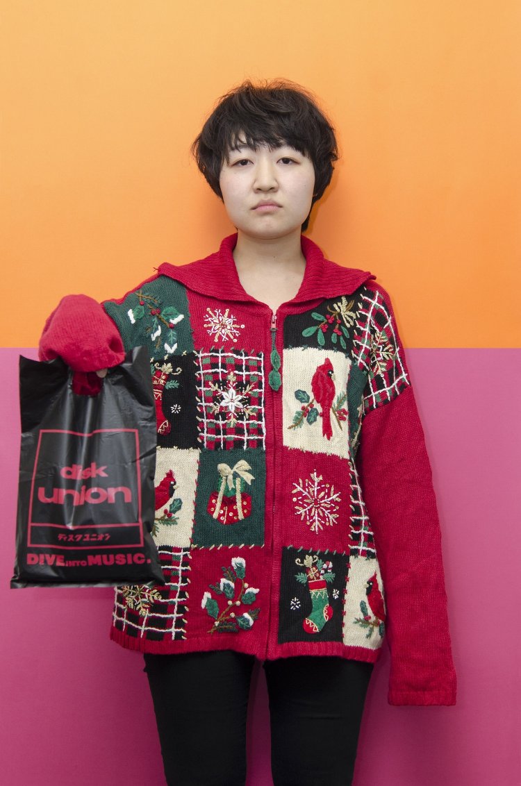 おそらく手縫いなのか、よく見るとポイントそれぞれ作りが異なる。それにしても襟が大きい。