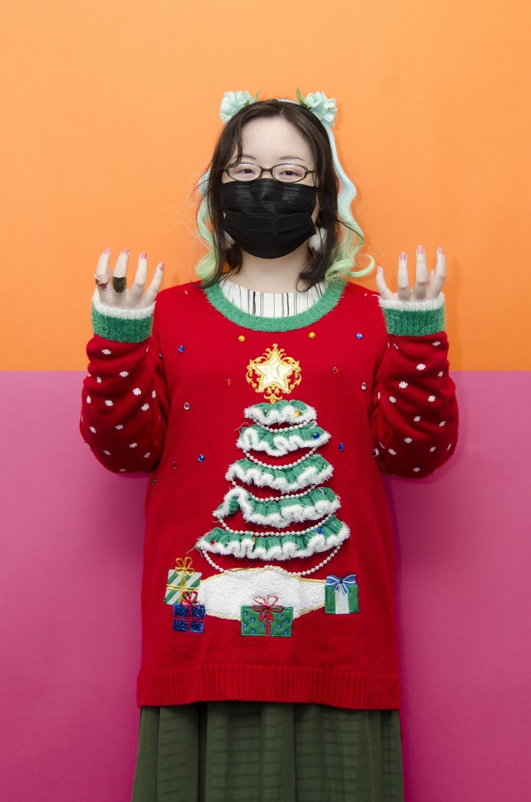 これぞクリスマスアグリーセーターといった王道スタイル。袖に散らされた雪が可愛らしい。