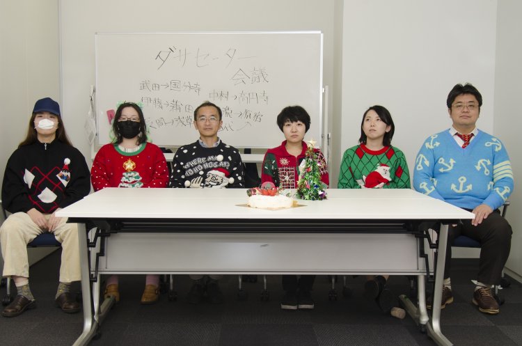 気が緩むと笑ってしまいそうなので、感情を押し殺す編集部員たち。