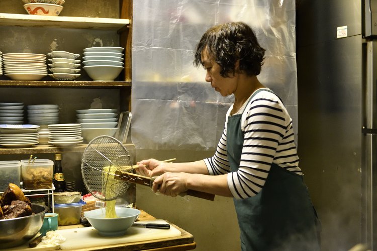 中国から日本に嫁いできた山本さんが一人で切り盛り。そのラーメンのファンは5歳児からお年寄りまでと幅広い！