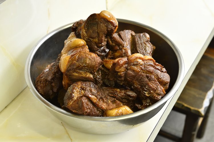 チャーシューメン850円にはチャーシューが4枚入る。この量のチャーシューが2～3日でさばけてしまうという。