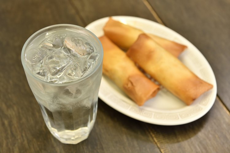 トキワ荘の住人が飲んだ焼酎のサイダー割、チューダー350円。春巻き420円など一品料理と合わせたい。