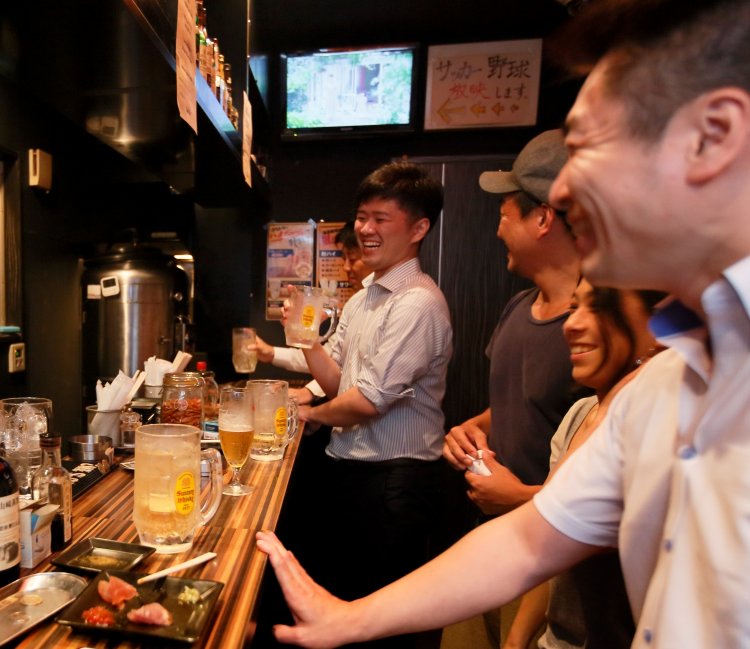 ひとり客が多く「ここで知り合いが増えた」という常連も。