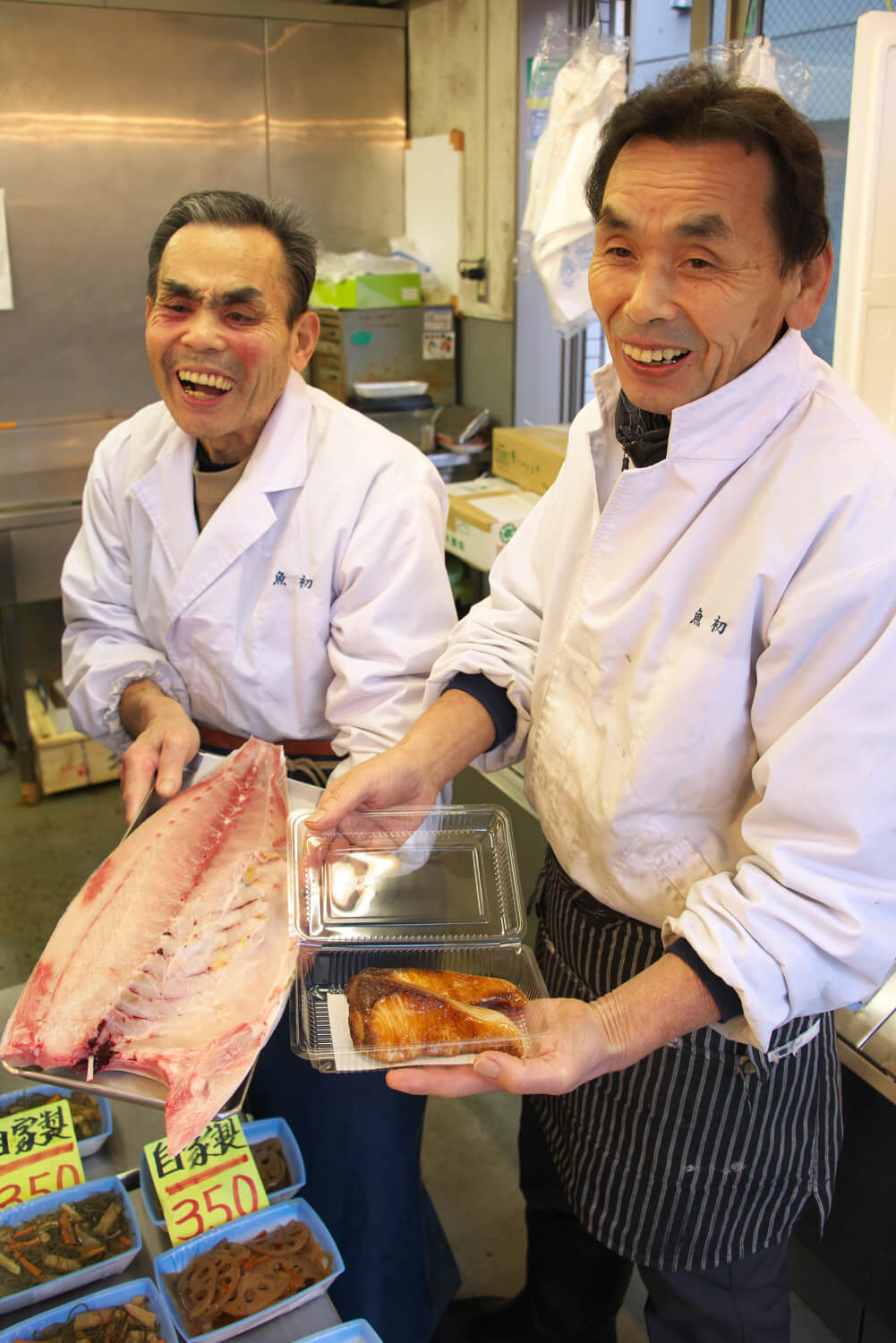 『魚初』 ２代目の鈴木兄弟。仕入れから総菜調理まで一族で協力。