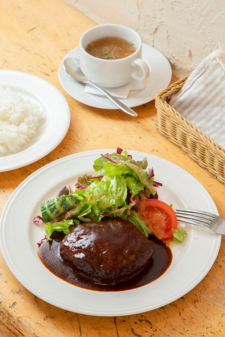 デミグラスハンバーグ1705円はライスとスープ付き。