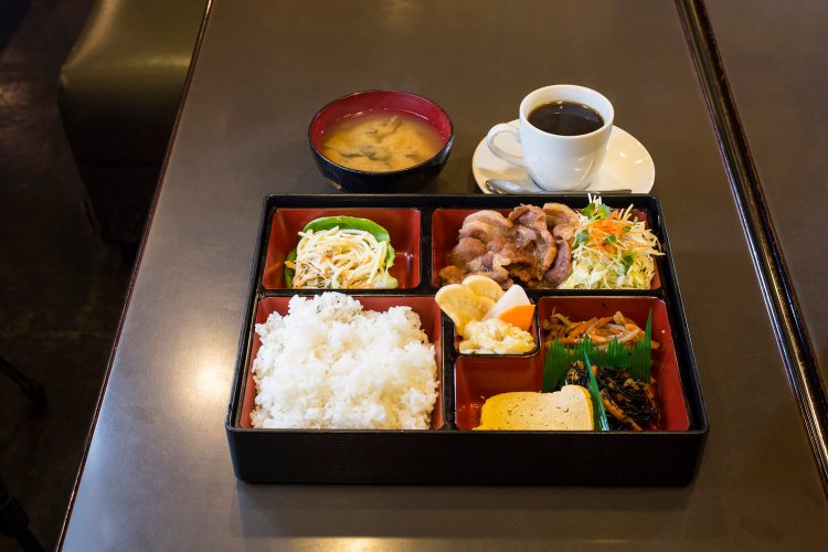 しょうが焼き弁当1200円。18時以降はちょっぴり値上がりするので注意！