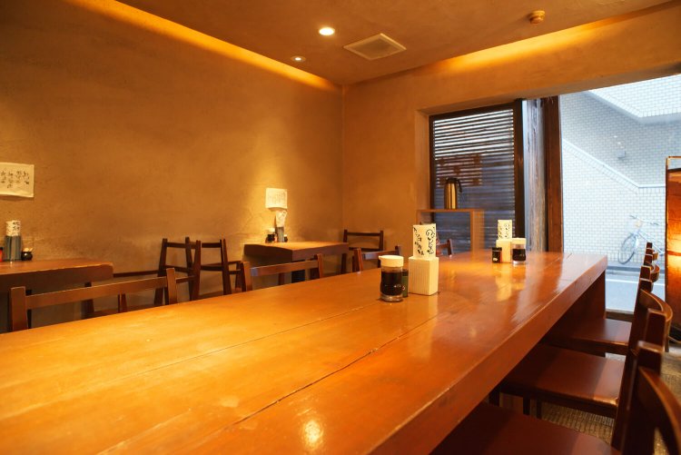 店内には大テーブル。夜のひとりごはんも気楽だ。