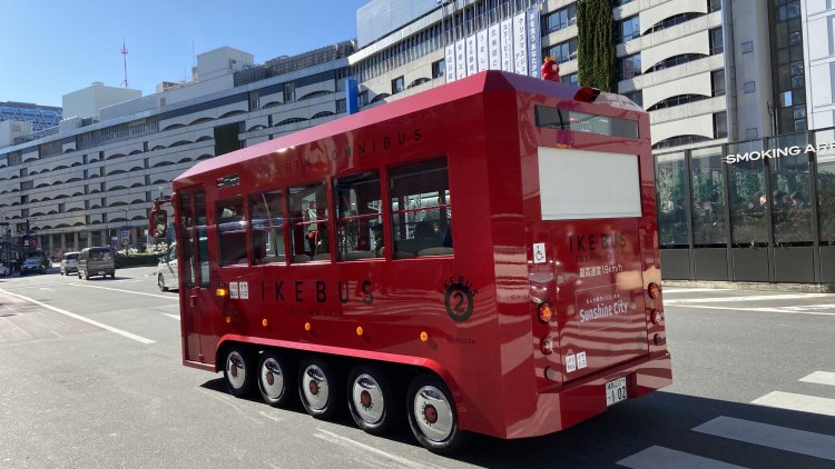 池袋駅東口を走るイケバス君。映り込みが素敵です。