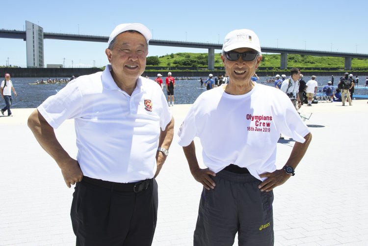 早稲田大学OBの村瀬康さん（左）と慶應義塾大学OBの萬代治さんは1964年大会に出場。