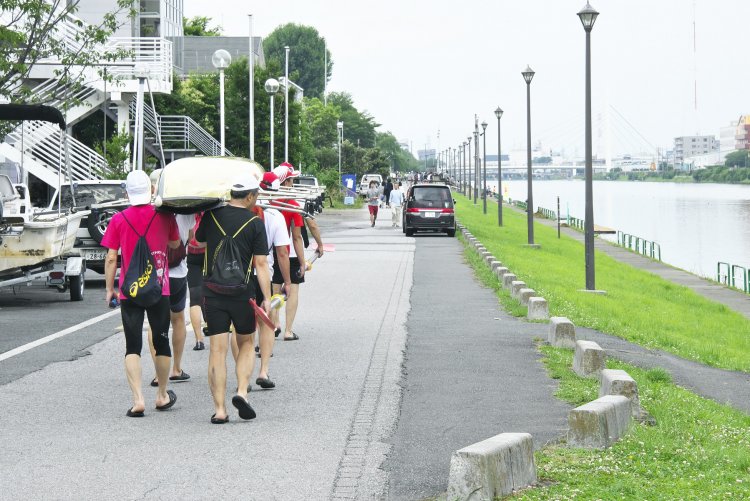 ボートコース両岸は大学や企業などの艇庫が並ぶ。水面は2km先で戸田競艇場に直結。