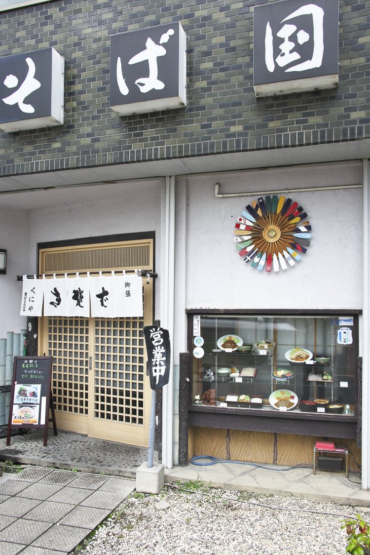 歴代のコースに通う面々御用達の『生そば国谷』。そばと丼セットは2人前のボリューム。