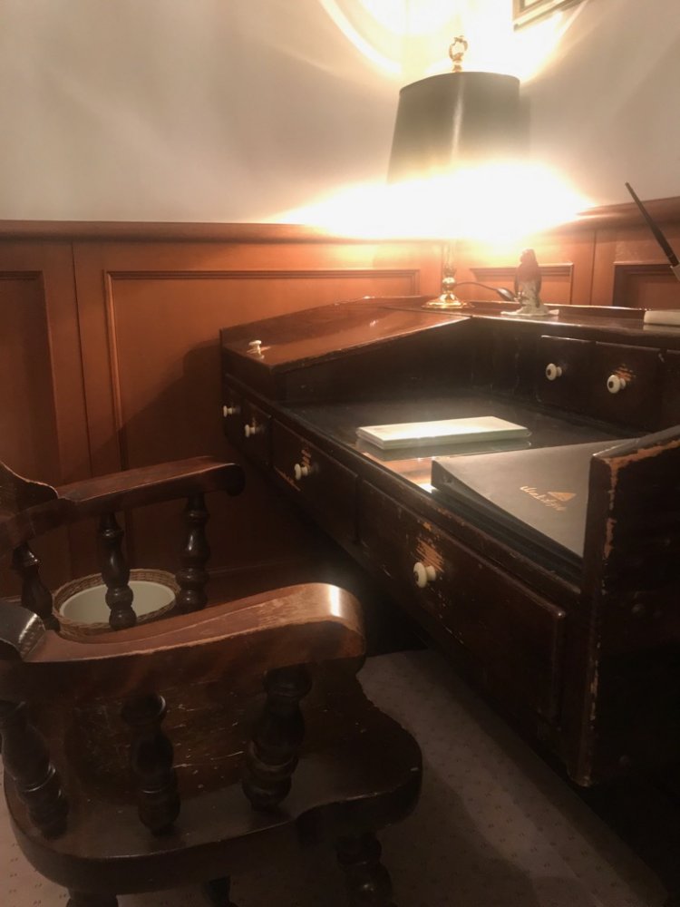 座っただけで名作を生みだせそうな文机。