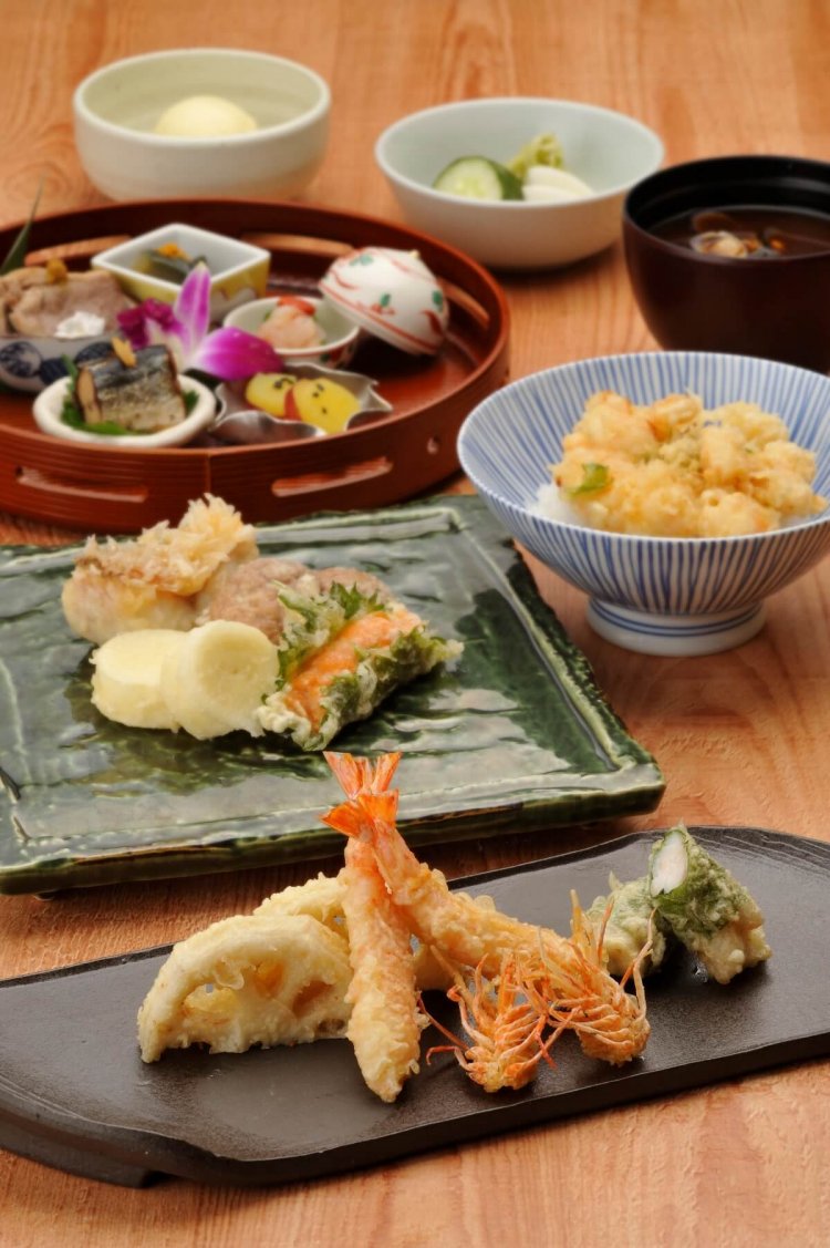 「てんぷらと和食 山の上」のリニューアル記念コース。さくさくほろほろで震える美味