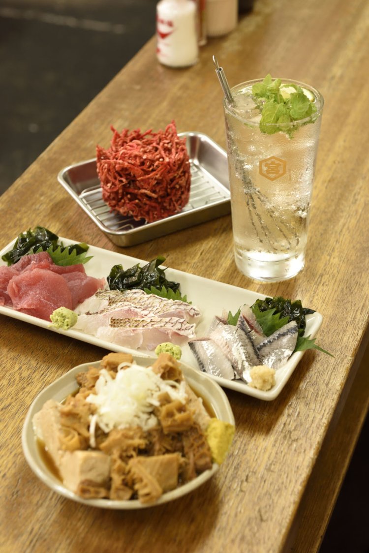 肉豆腐に煮込みをかけた「重ネ」550円、マグロ・タイ各495円、イワシ385円、紅しょうがのかき揚げ385円、キンミヤモヒート418円。