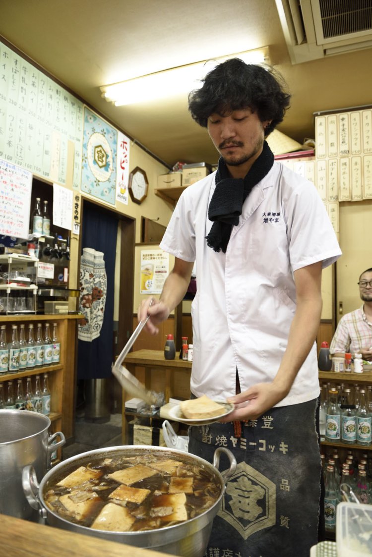 代表の村田さんとともに切り盛りする萬田優生さん。