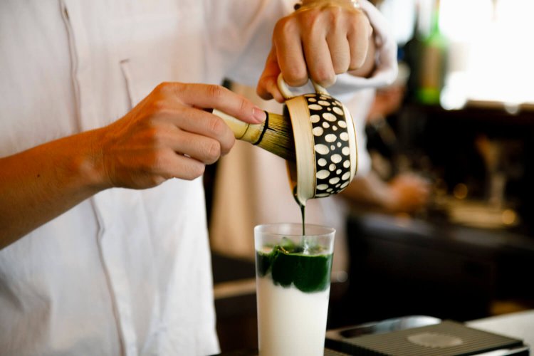 抹茶ラテ（ICE）560円。しっかりと茶筅で点てている。