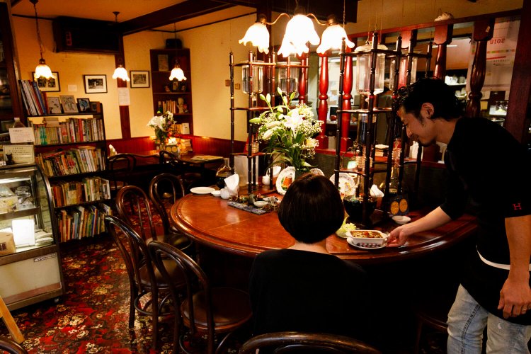 店の中央には点滴式の抽出器具が4台。