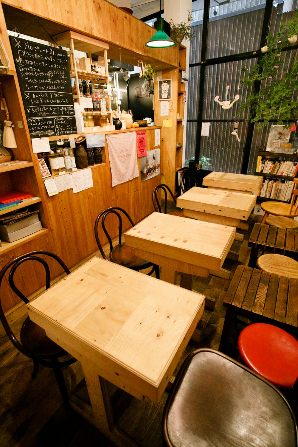 店のスペースに合わせて特注した木製テーブルが4つ並ぶ。
