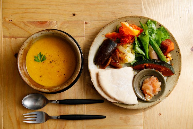 季節の野菜や豆を使ったおかずとポタージュのilo プレート1150円。