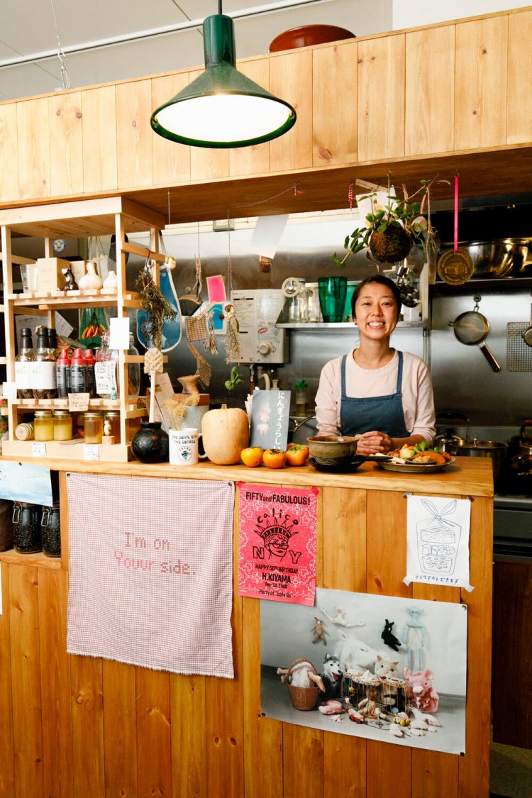橋上さんの気さくな人柄に引かれて通う客も多い。
