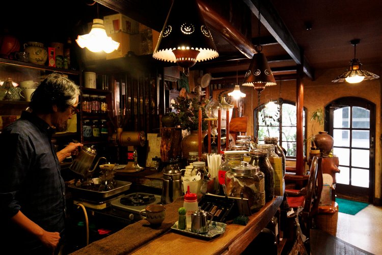 『どんぐり舎』の店内。