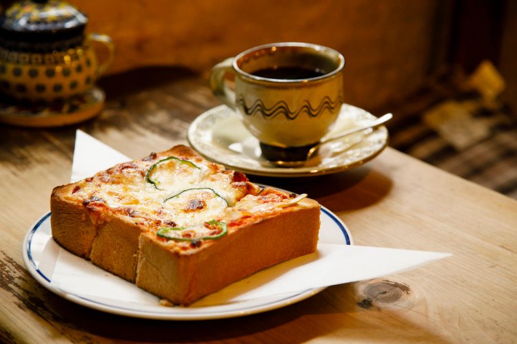 ピザトーストセット870円。オレガノとタバスコをかけると大人な味に。