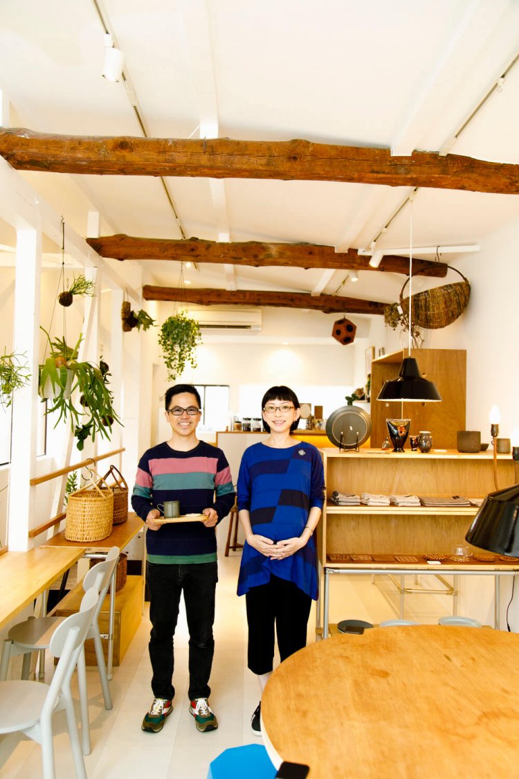 『SUTOA』のボーダーシャツを着た國時さん夫妻。二人三脚で店を営んでいる。