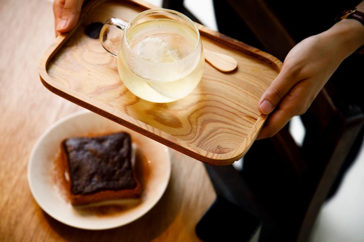 尾道の無農薬レモンを使用した自家製レモネード620円、シナモントースト360円。