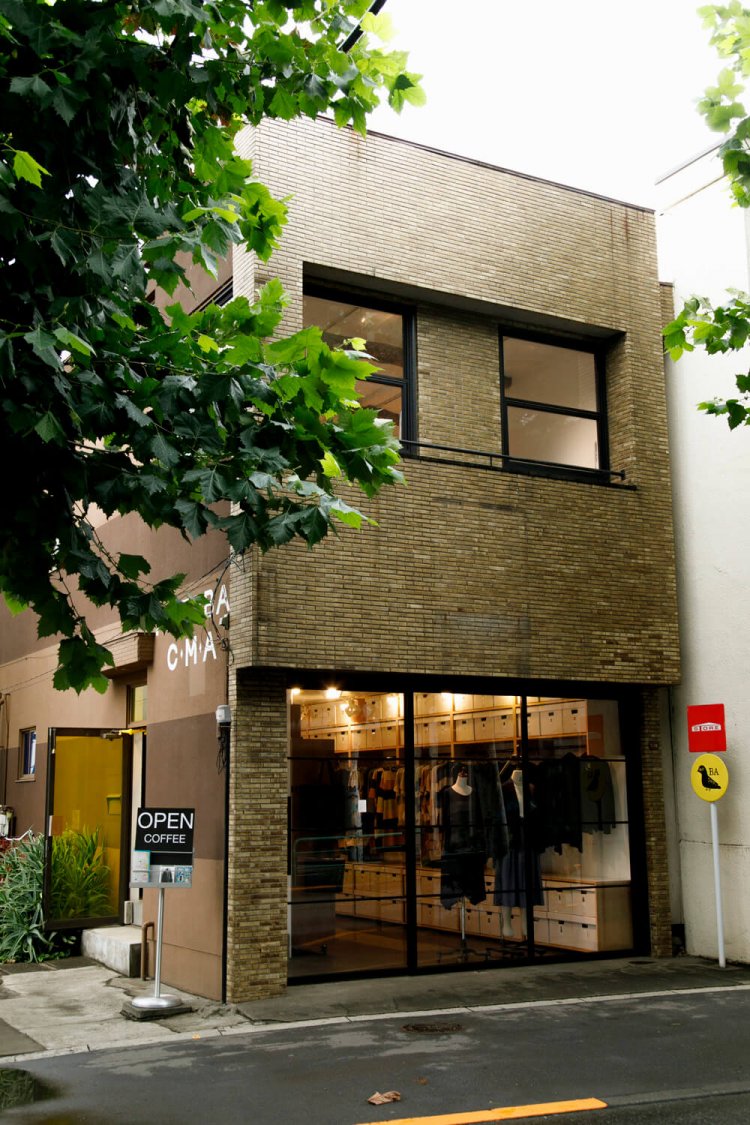 1階では服を販売している。