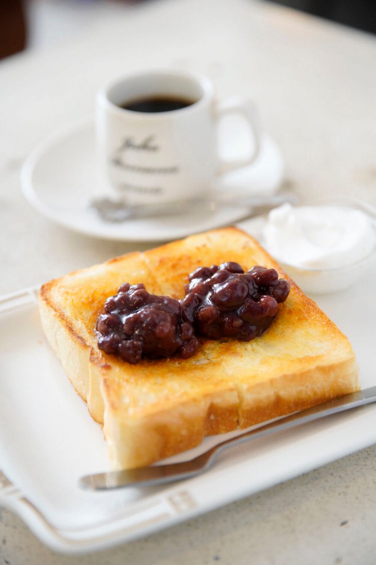 『マサコ』レシピのあんトースト470円は、生クリーム100円を添えるのがこの店では人気。よく合う。ストロングブレンド590円。