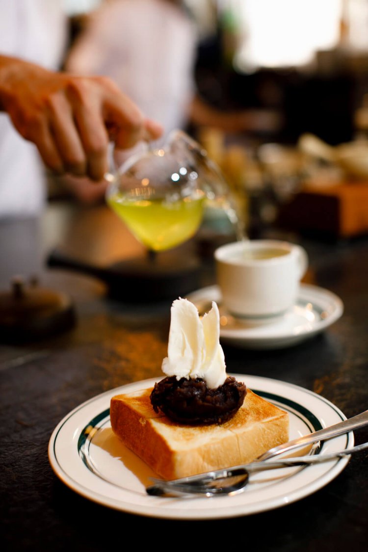 あんバタートースト500円、抹茶ラテ(ICE)600円。