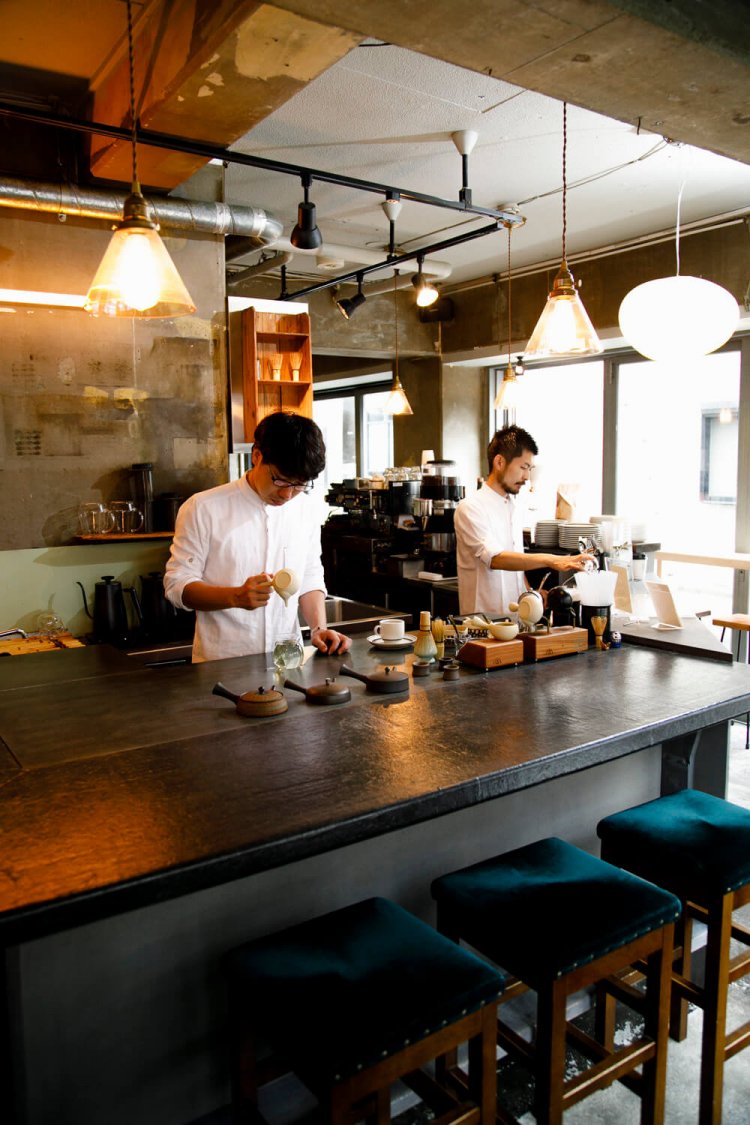 「この街の雰囲気が好き」と西荻生まれの藤岡さん（右）。