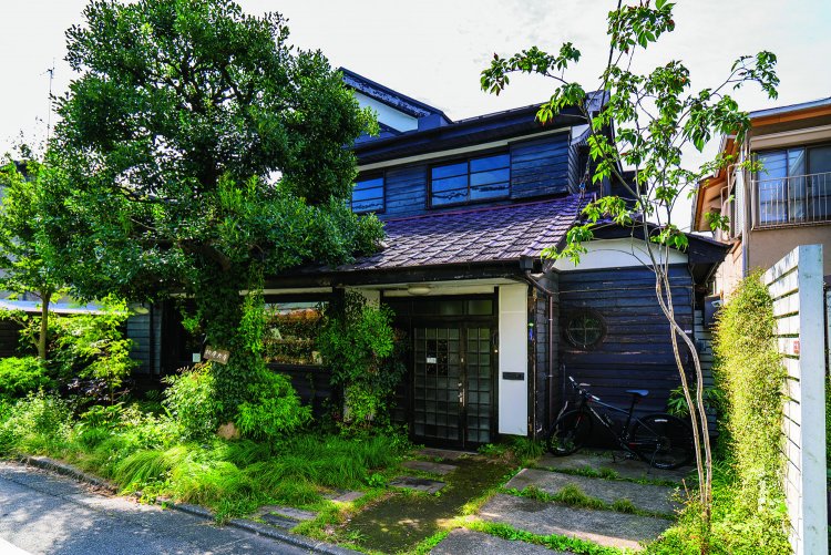 緑に囲まれた『松庵文庫』。