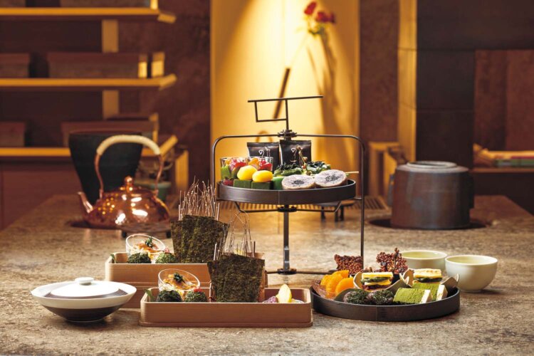 アフタヌーンティー茶菓講5500円はお好みのお茶2種を選び、菓子10種などを堪能。