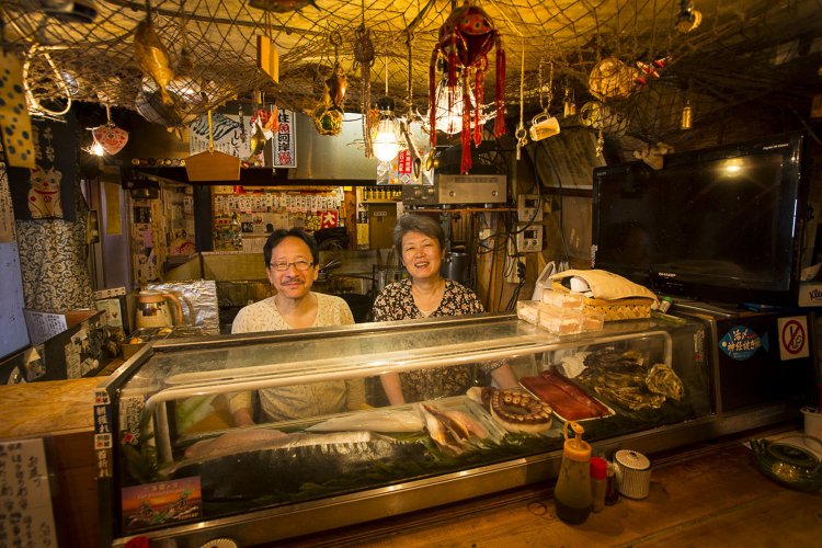 店主と清水園美さんで営む（写真は旧店舗）。新店も立ち飲みで雰囲気は変わらない。