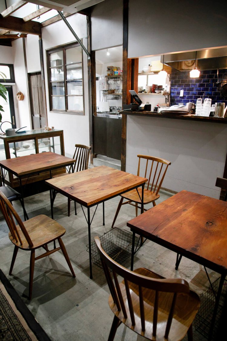 爽やかな1階には16席ある。