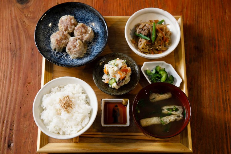 なつめ定食1210円は、ふんわりジューシーなシュウマイが主役。