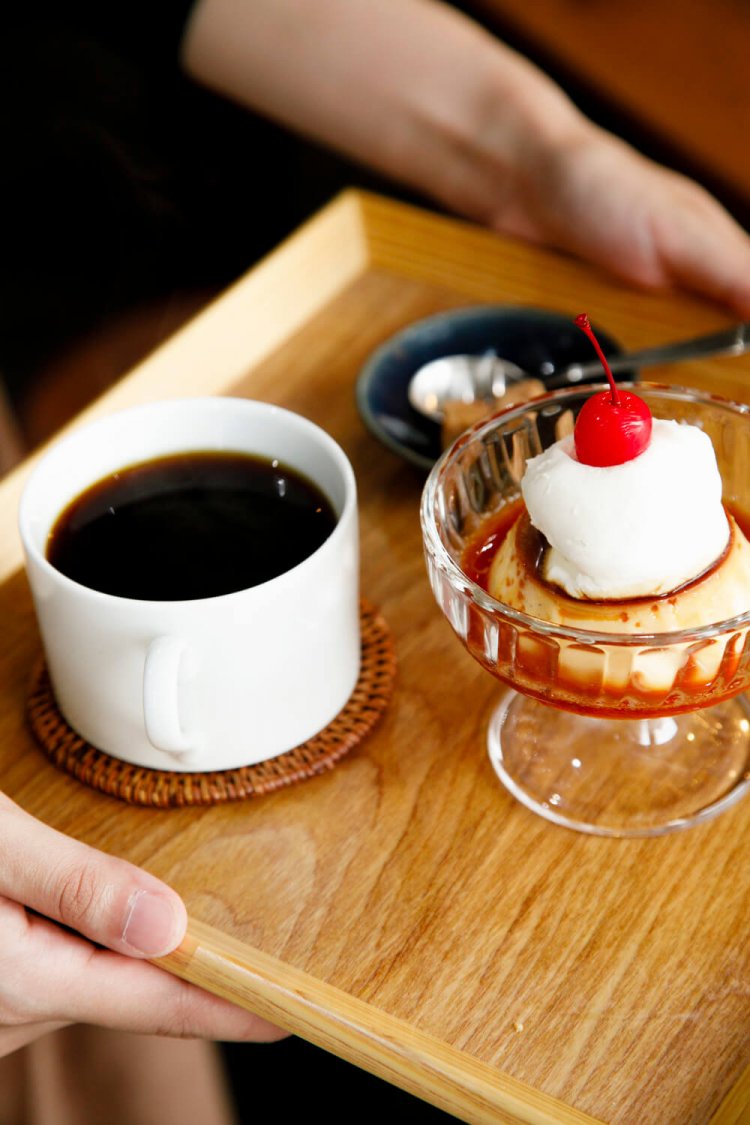 しっかりと卵の味がするプリン400 円。とろりとした生クリームは上品な味。コーヒー550円。