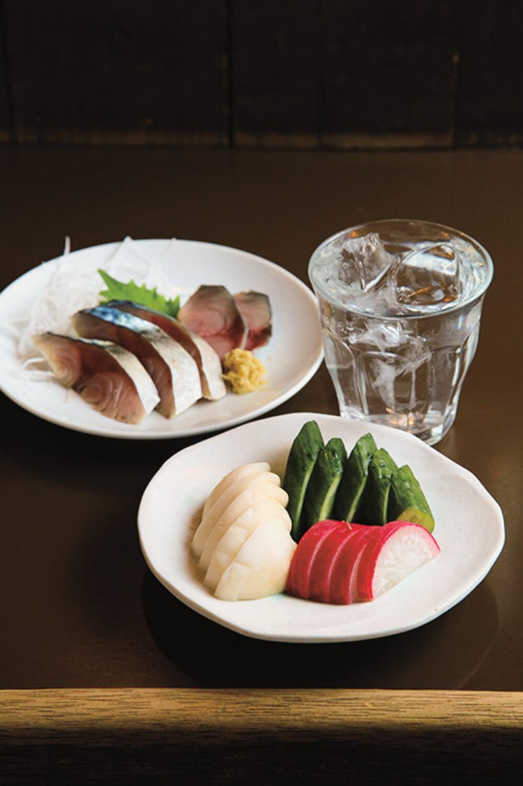 ぬか漬け450円、絶品しめさば700円、なみなみと注がれた芋焼酎オリジナルブレンドロック。