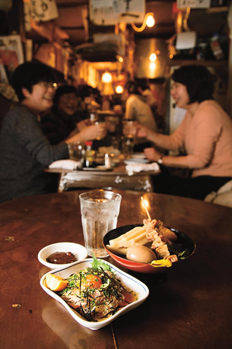 鶏肉ユッケ550円、おでん450円、山ハイボール600円。