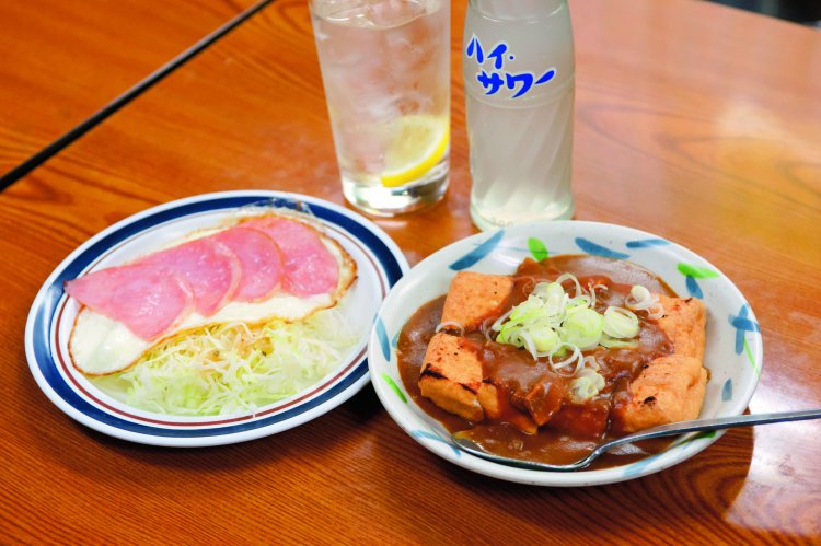 レモンサワー380円、ハムエッグ350円、厚揚げ焼きカレーかけ450円。