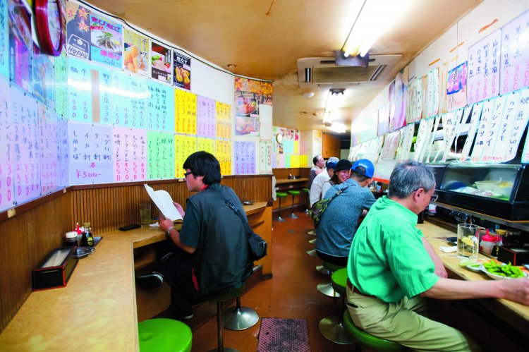 早朝から飲んでいるお客さんの姿も。カウンターのほか、テーブル席と小上がりもある。