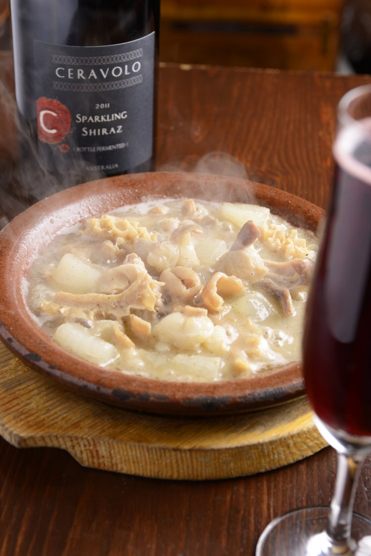 名物の塩もつ煮込み850円。スパークリングワインとも合う。