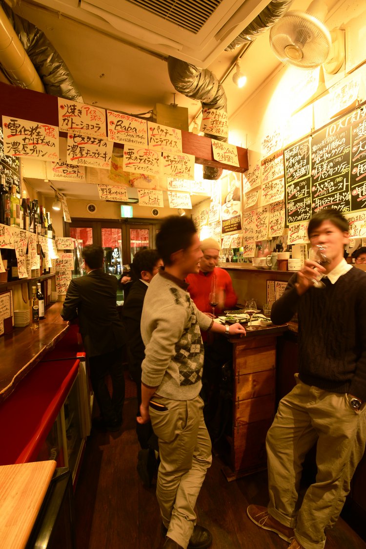 奥に数席座れるカウンターあり。