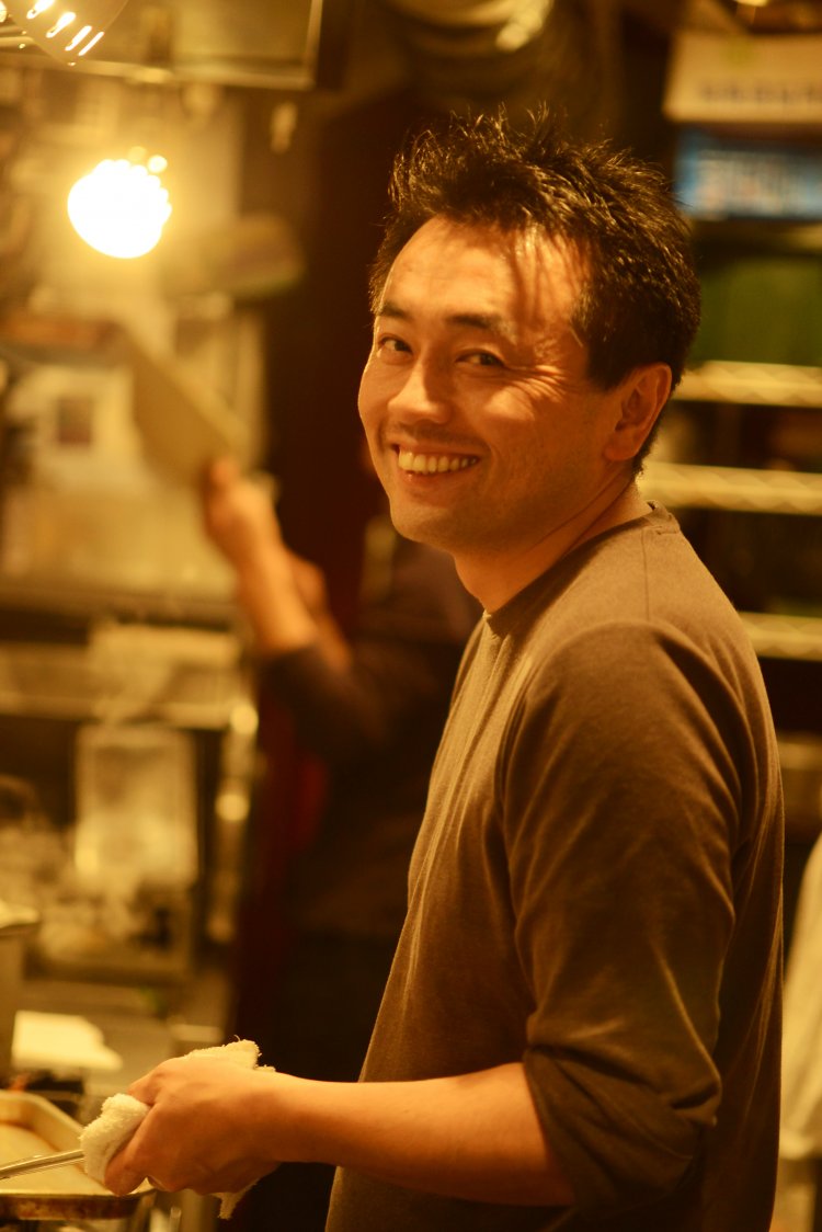 オーナーシェフの高野信也さん。ジビエにもこだわり、筆書きメニューにはエゾシカやカモ、クマ、イノシシも登場する。