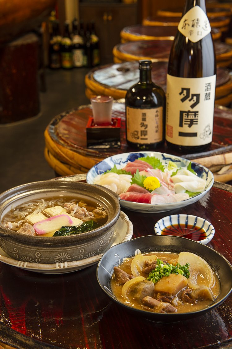 肉豆腐605円、もつ煮462円、刺し身盛り合わせ（小）1760円。オリジナルラベルの日本酒や焼酎も。