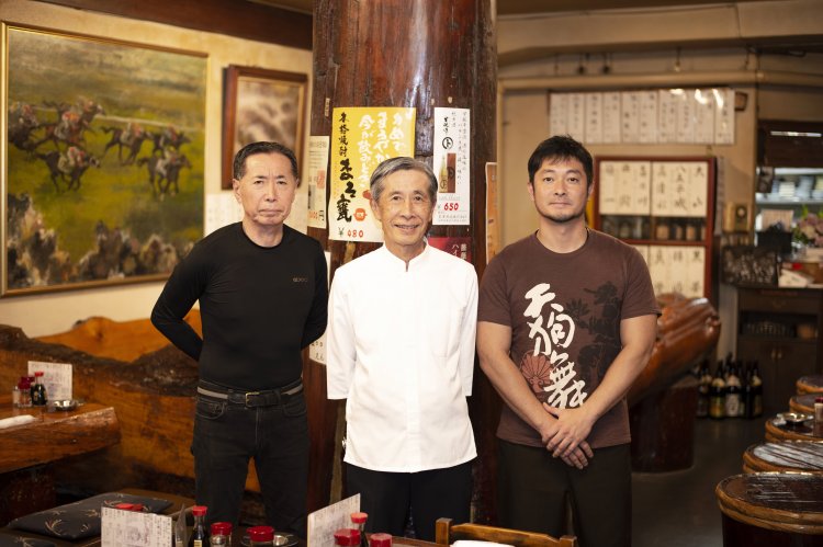 弟で料理人の伸一さん（左）、2代目、長男の正裕さんも厨房で立ち働く。