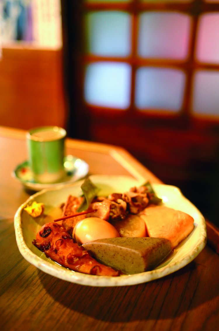 おでんは大根、玉子、こんにゃくなど100円、 はんぺん、生あげ、牛すじなど150円〜。