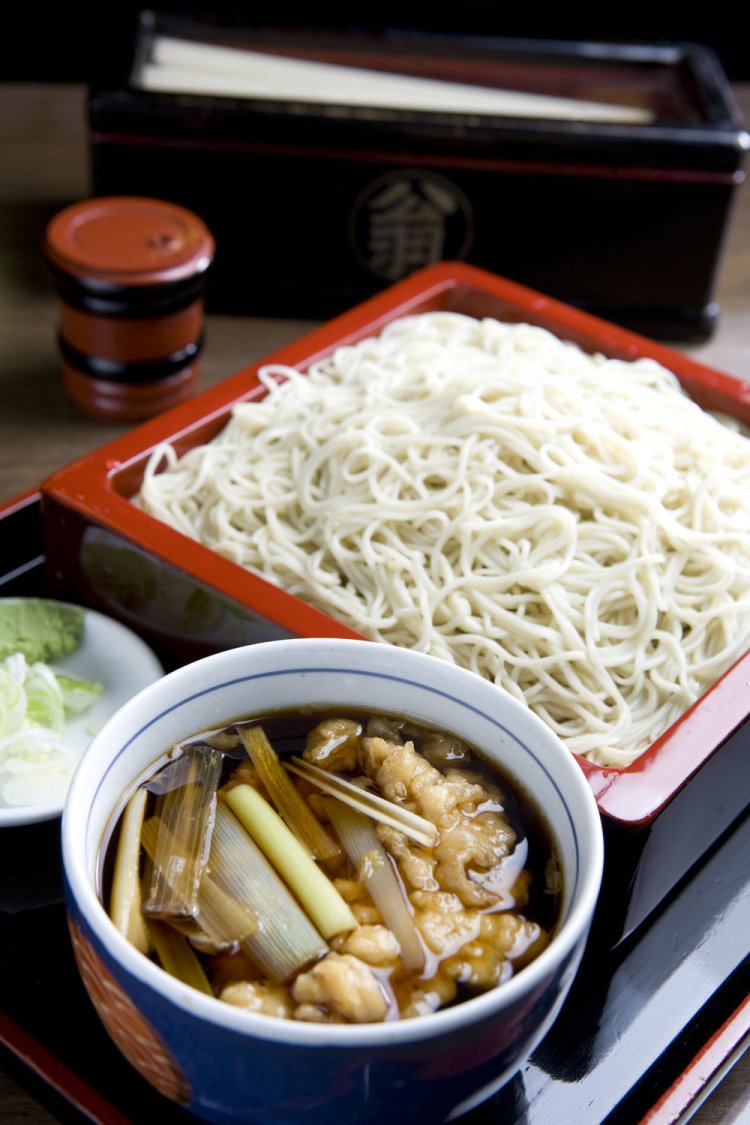 ねぎせいろ850円。写真は大950円。油揚げ甘辛煮400円でお銚子を空ける常連客も多い。